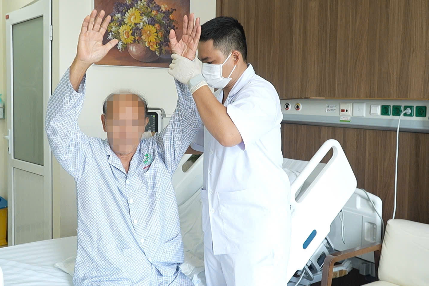 Hành động giúp người đàn ông ngừng tim khi chơi tennis hồi tỉnh sau 95 phút