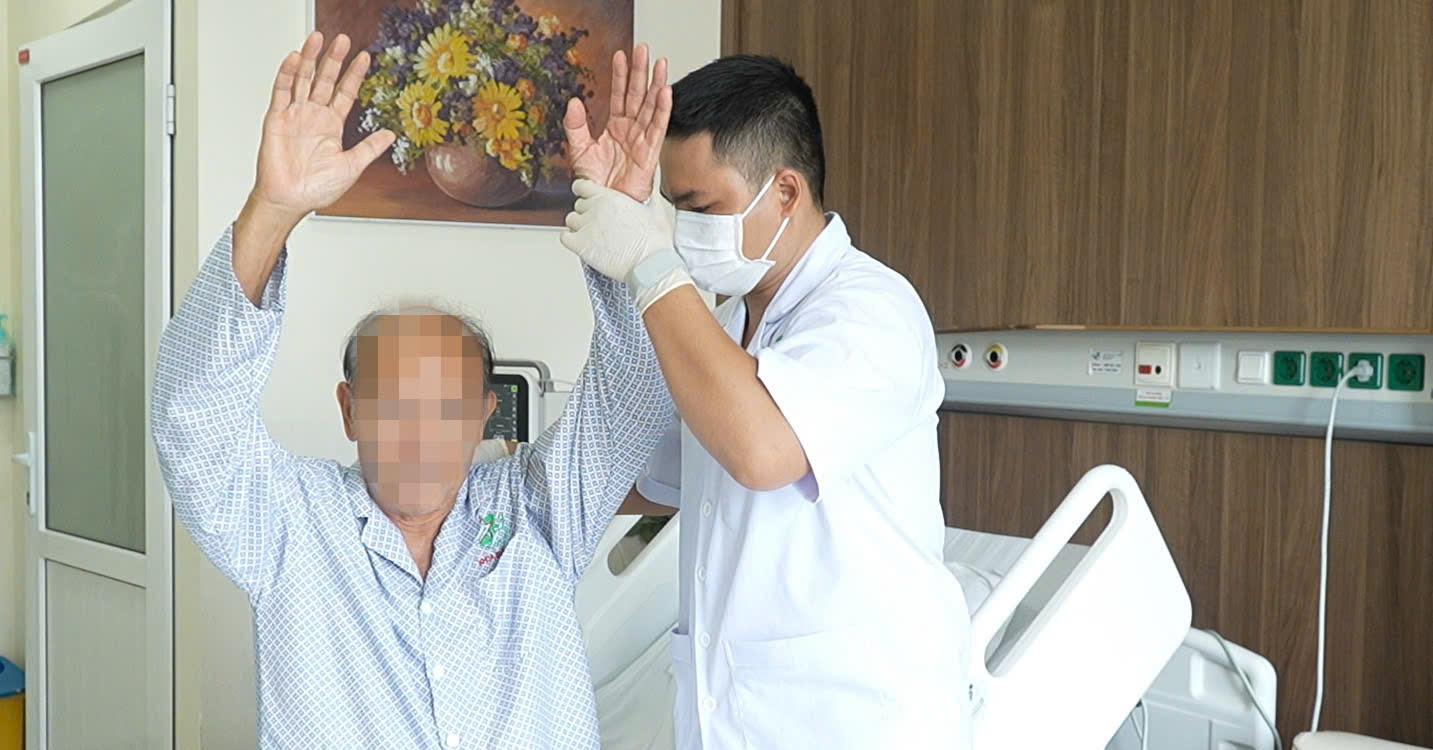 Hành động giúp người đàn ông ngừng tim khi chơi tennis hồi tỉnh sau 95 phút