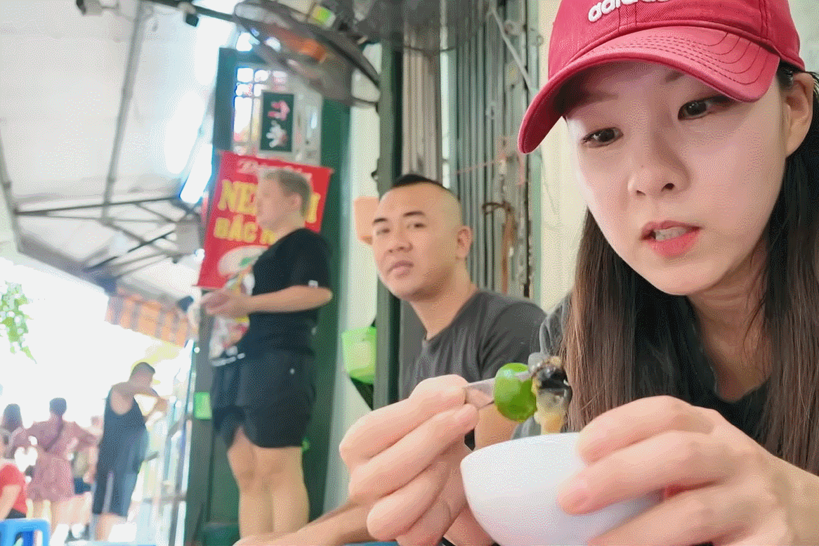 Khách Hàn mê tít món giòn sần sật ở vỉa hè Hà Nội, ăn hết bát cũng không thấy no