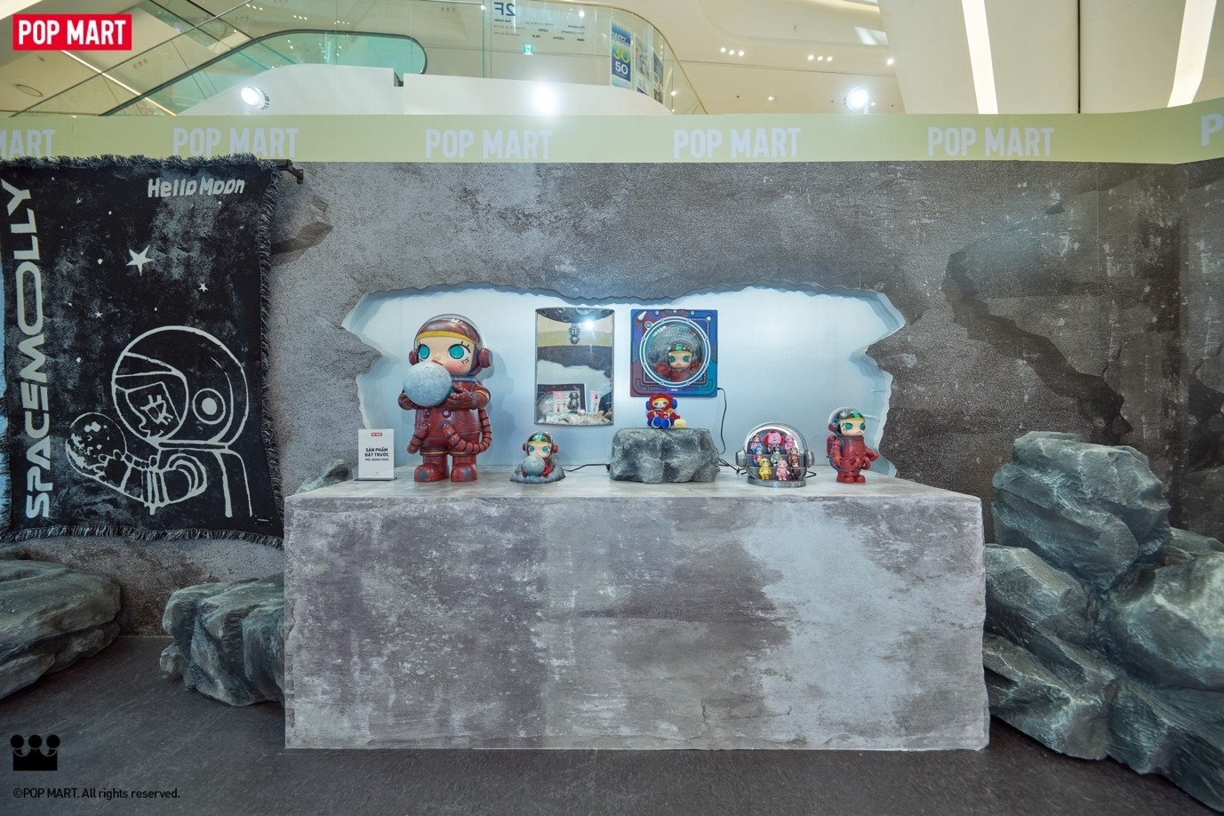 Lần đầu ở Hà Nội: Triển lãm đồ chơi nghệ thuật ‘Mega Space Molly: Hello, Moon’