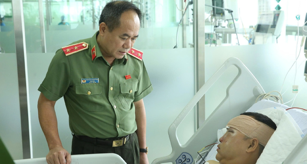 Lời nhắn nhủ của Giám đốc Công an Hà Nội khi đến thăm Đại úy Lê Đình Công