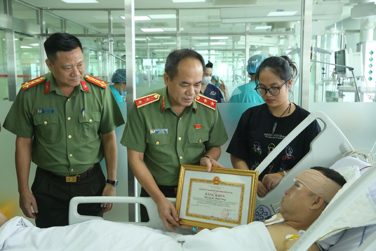 Lời nhắn nhủ của Giám đốc Công an Hà Nội khi đến thăm Đại úy Lê Đình Công