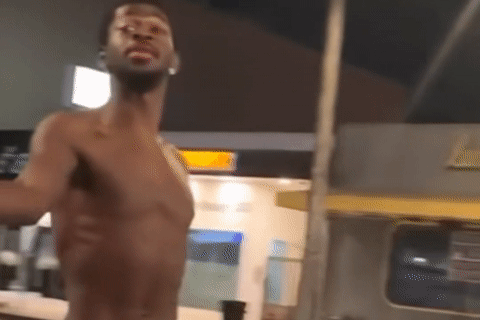 Nam ca sĩ mặc 'như khoả thân dạo phố' bị bắt vì tấn công cảnh sát