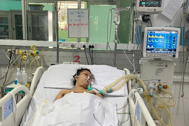Người chồng trẻ mong một phép màu giúp vợ giành giật sự sống vì sốt xuất huyết