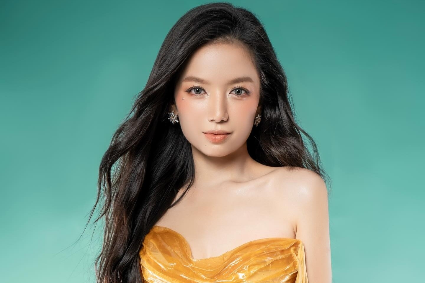 Nhan sắc đời thực trái ngược trên phim của cô lái đò gây sốt trong 'Mưa đỏ'