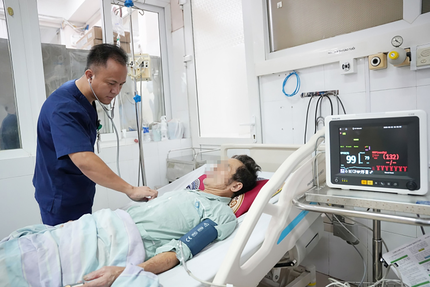 Nhập viện cấp cứu, điều trị suốt 14 ngày sau khi chế biến thịt lợn