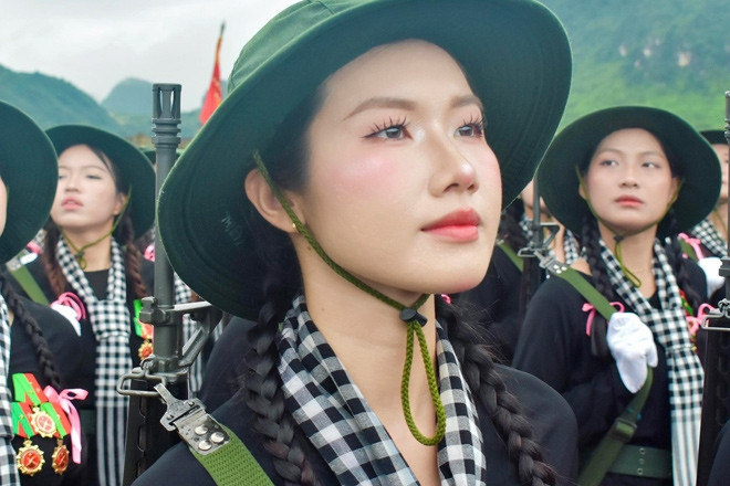 'Nữ du kích' xinh đẹp ở TPHCM 3 lần tham gia diễu binh gây sốt mạng