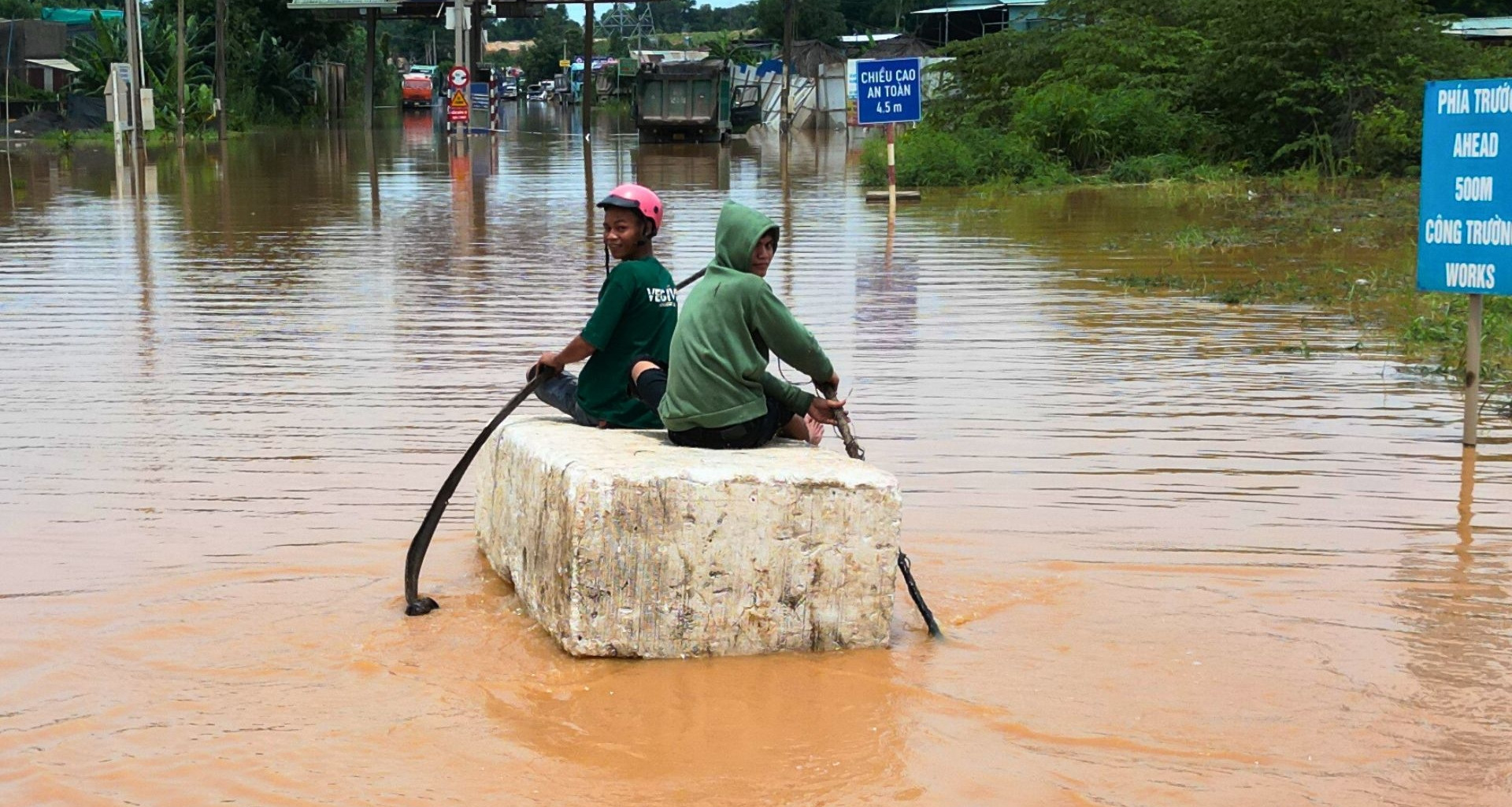 &amp;apos;Nước tràn vào, vợ chồng tôi thức trắng đêm kê đồ, đến giờ vẫn chưa được ăn cơm&amp;apos;