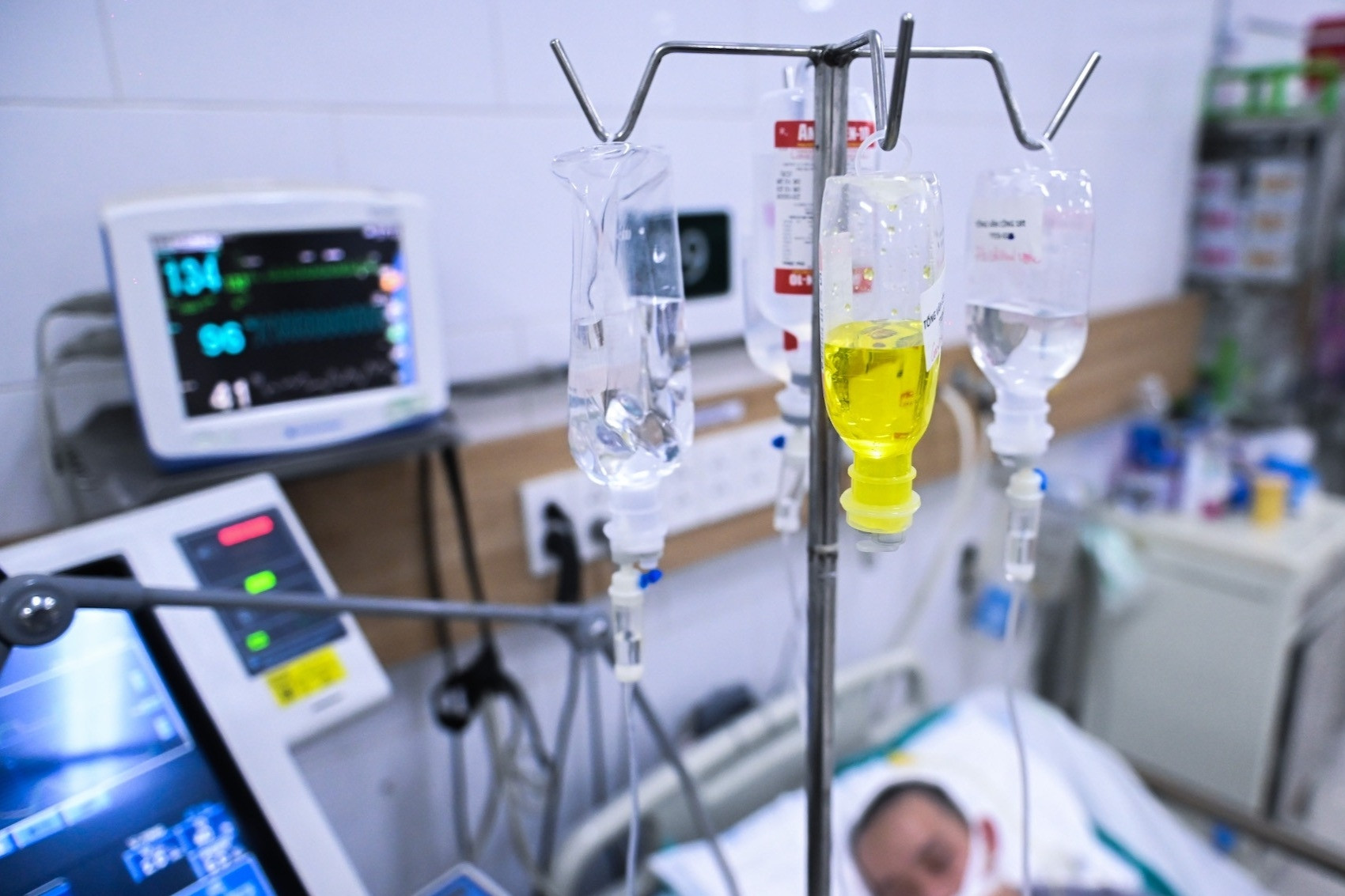 Phẫu thuật khẩn cho người đàn ông có nhiều vết thương chí mạng, ngừng tim 3 lần