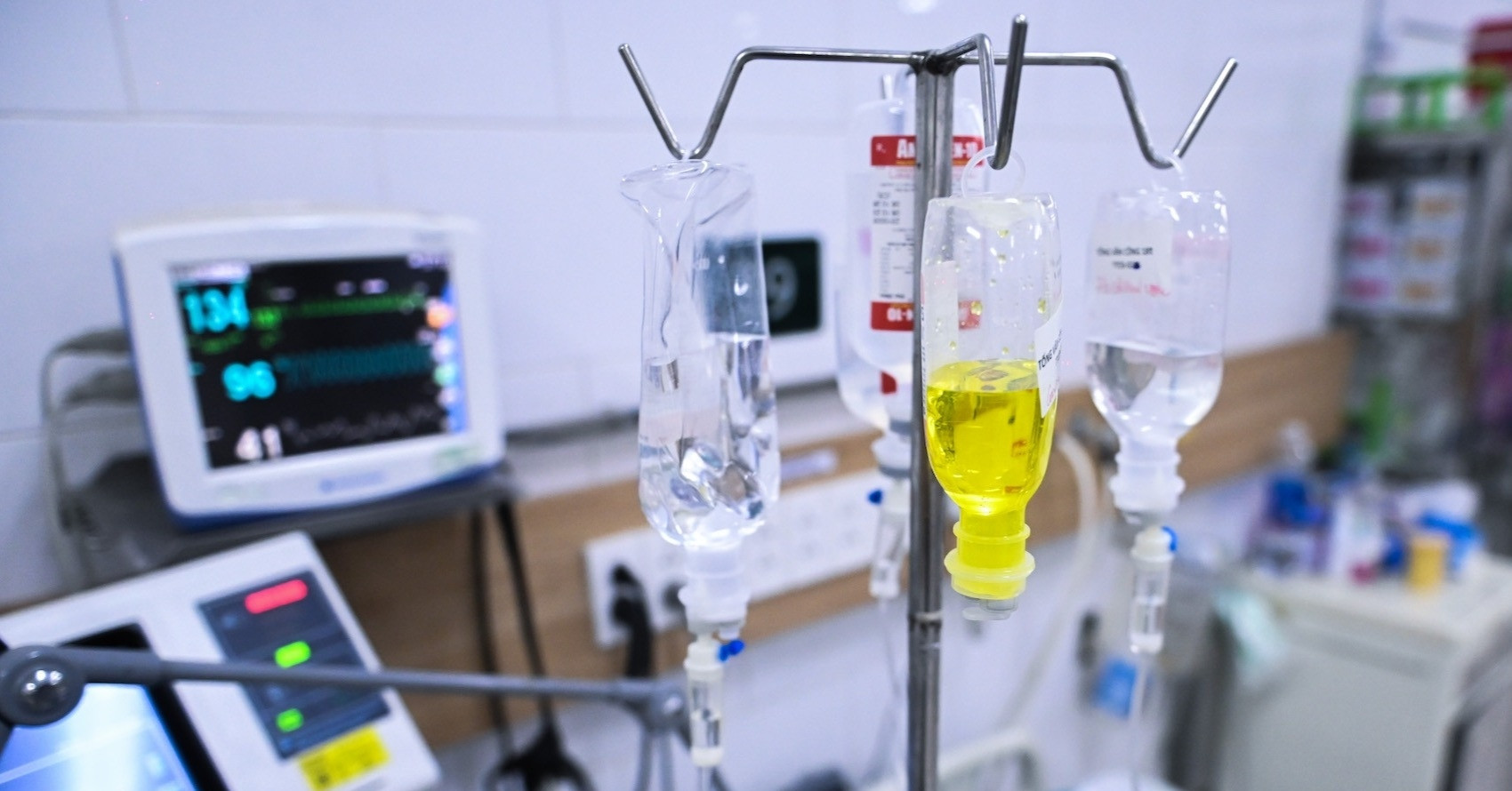 Phẫu thuật khẩn cho người đàn ông có nhiều vết thương chí mạng, ngừng tim 3 lần