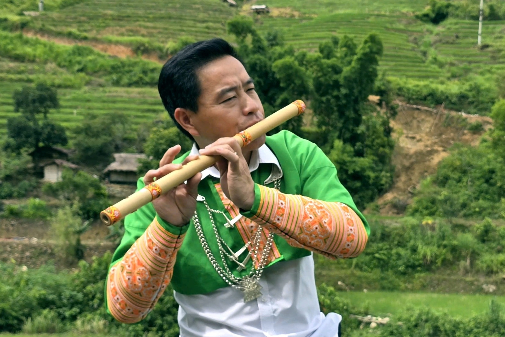 Thầy giáo tiếng Anh gieo tiếng sáo Mông giữa đại ngàn ở Thanh Hóa