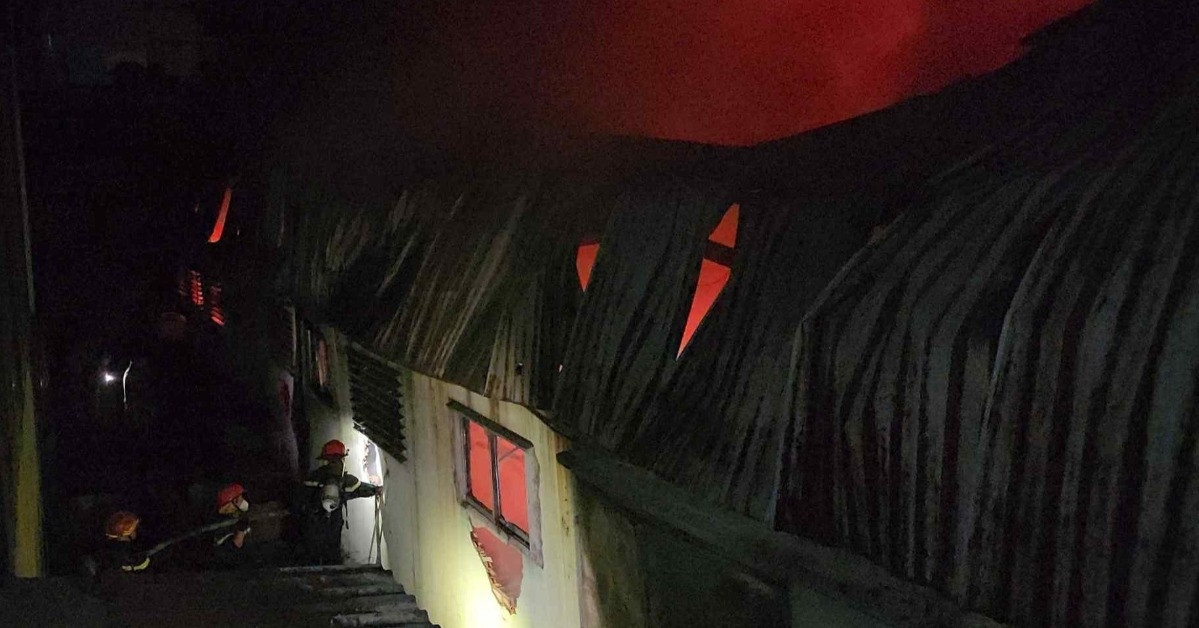 TPHCM: Cháy lớn xưởng sản xuất, 50 cảnh sát dập lửa xuyên đêm