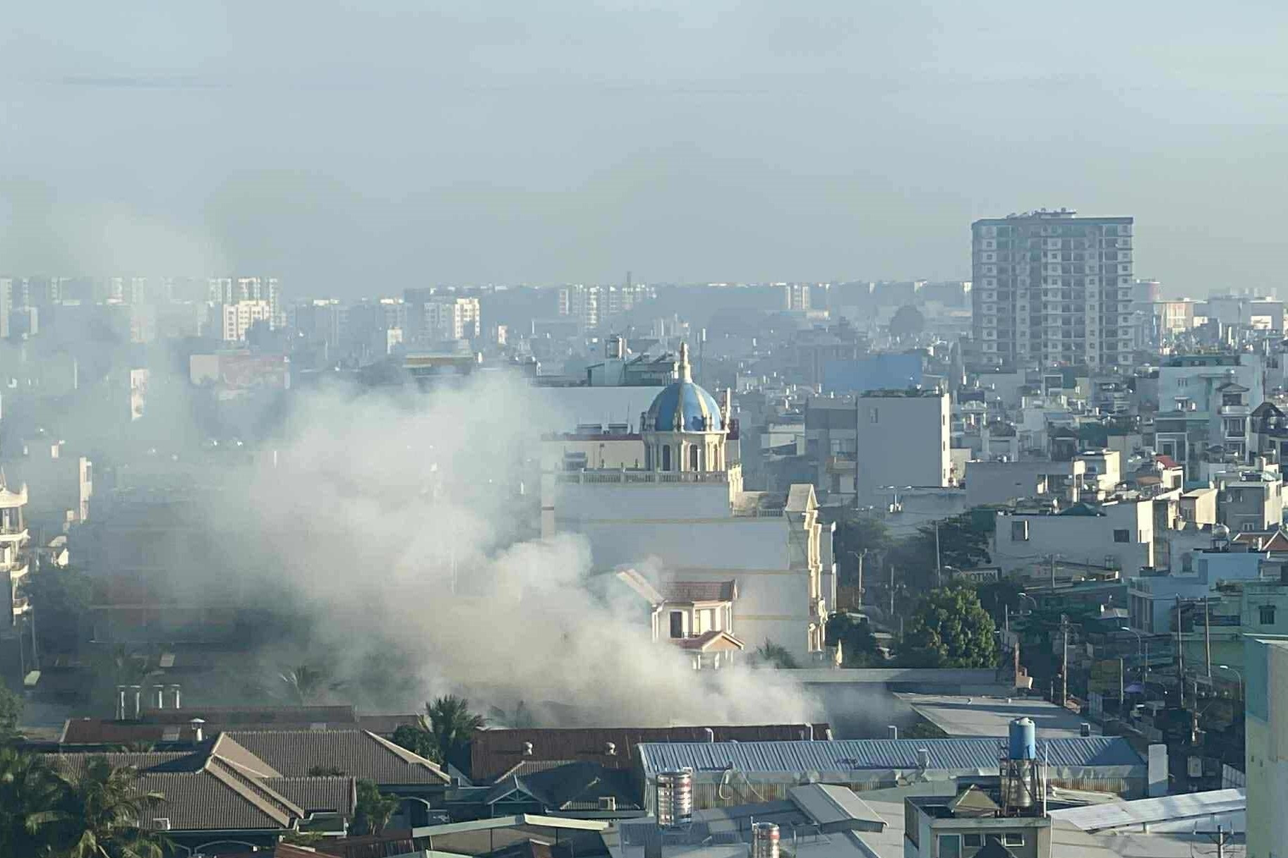TPHCM: Cháy lớn xưởng sản xuất, 50 cảnh sát dập lửa xuyên đêm