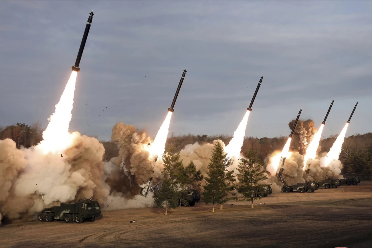 Triều Tiên tung công nghệ pháo phản lực KN-25 600mm: Bắn loạt như mưa, xuyên thủng mọi lá chắn tên lửa?