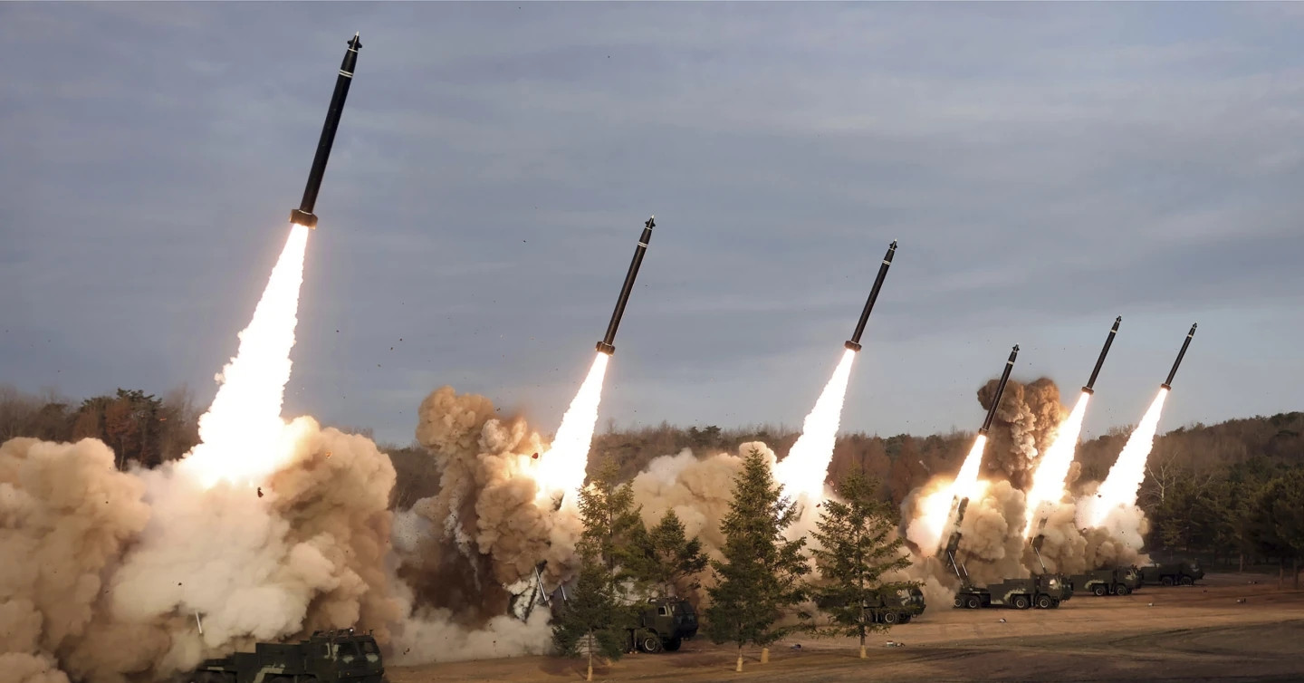 Triều Tiên tung công nghệ pháo phản lực KN-25 600mm: Bắn loạt như mưa, xuyên thủng mọi lá chắn tên lửa?