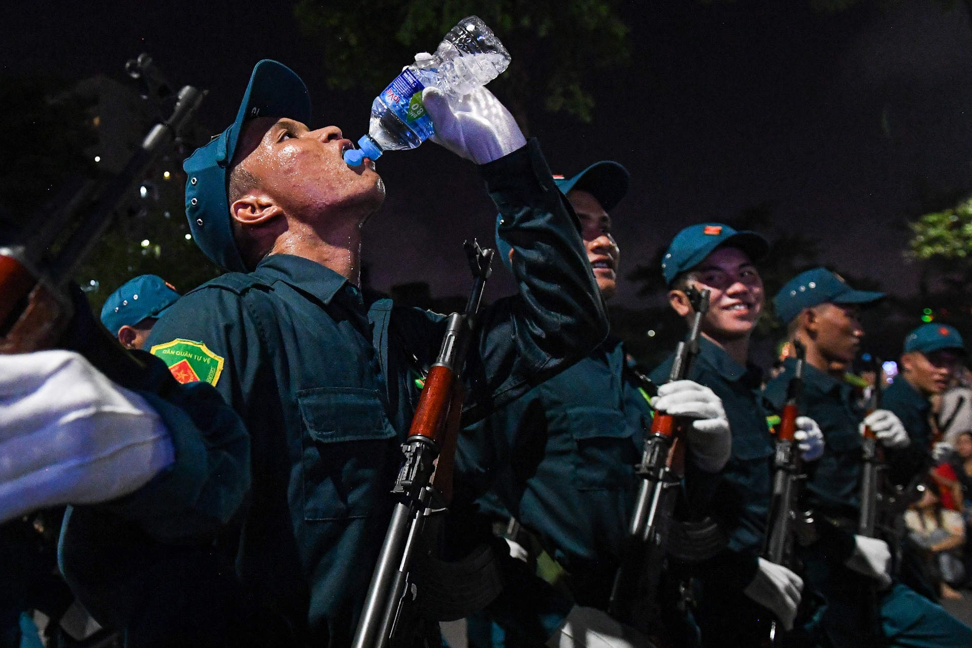 Vạn người reo hò tiếp lửa cho chiến sĩ tập diễu binh trên phố Hà Nội