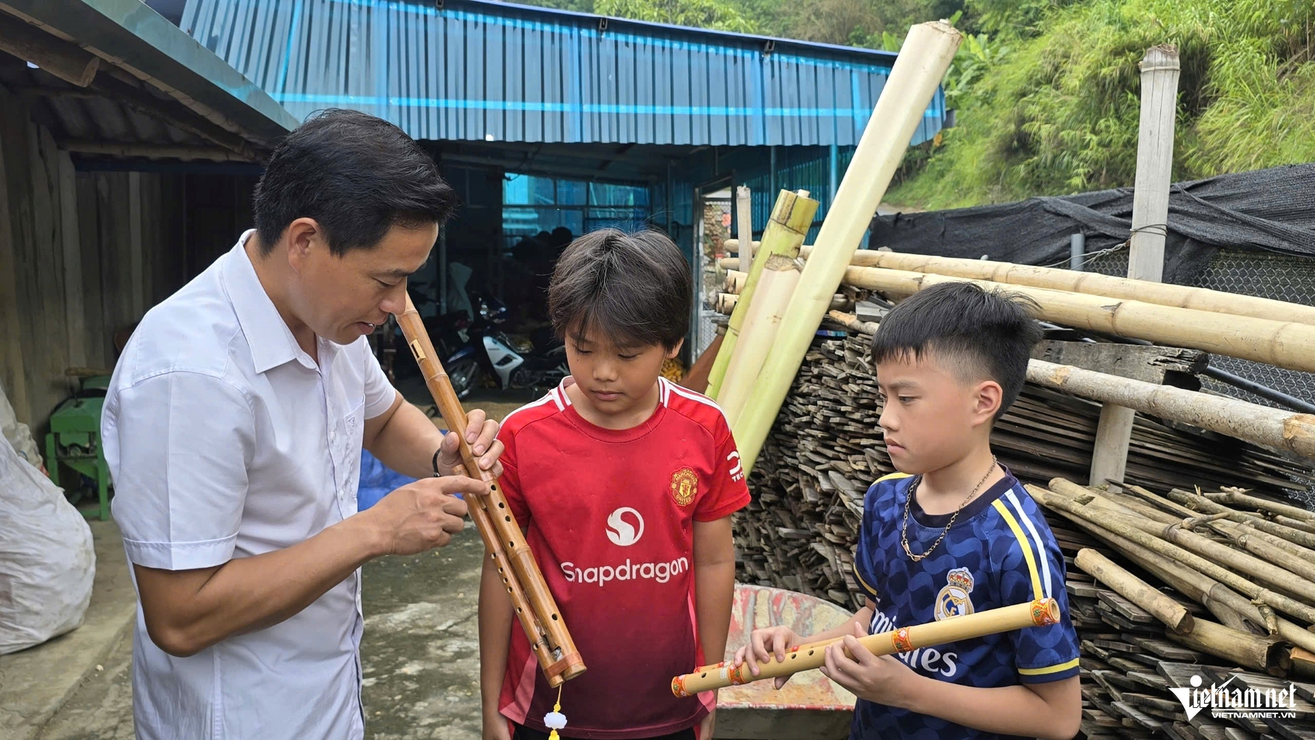W-a3người gieo tiếng sáo Mông giữa đại ngàn .jpg