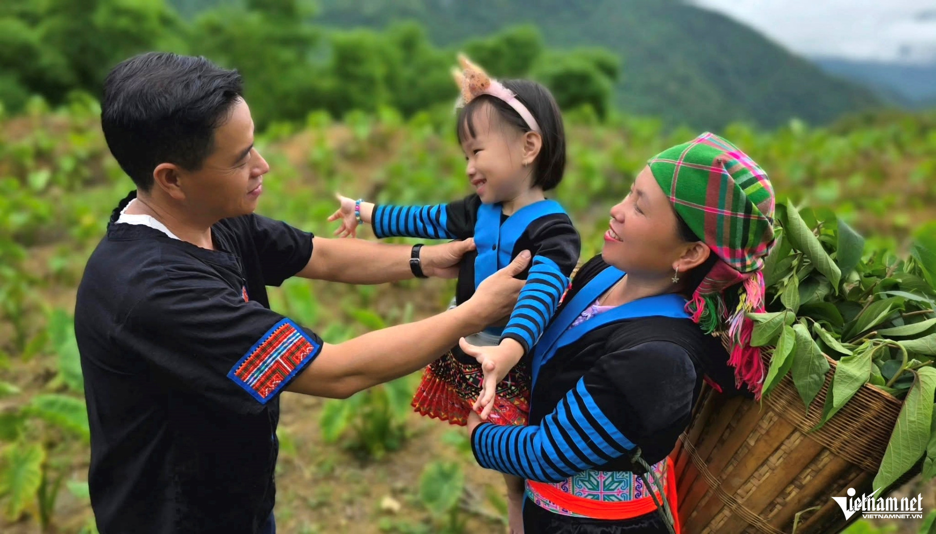 W-a5người gieo tiếng sáo Mông giữa đại ngàn .jpg