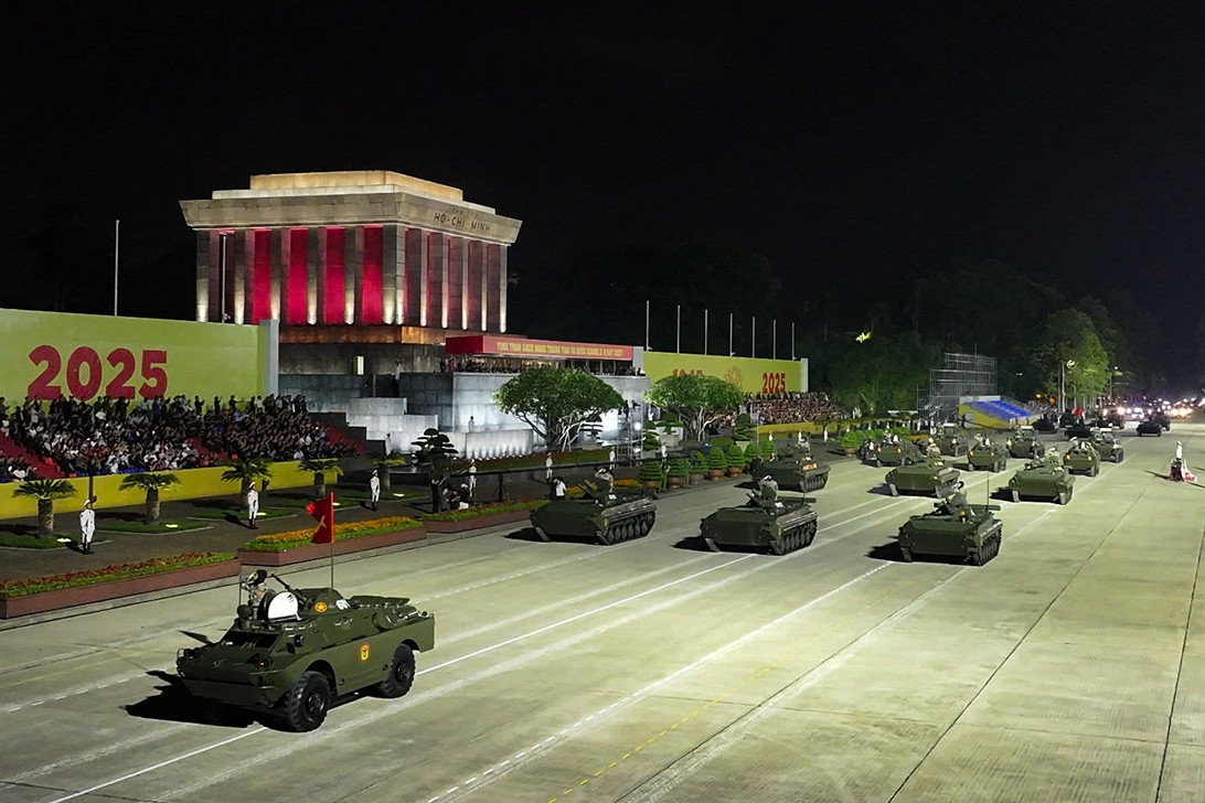 Xe tăng, khí tài lần đầu hành quân trên đường phố Hà Nội