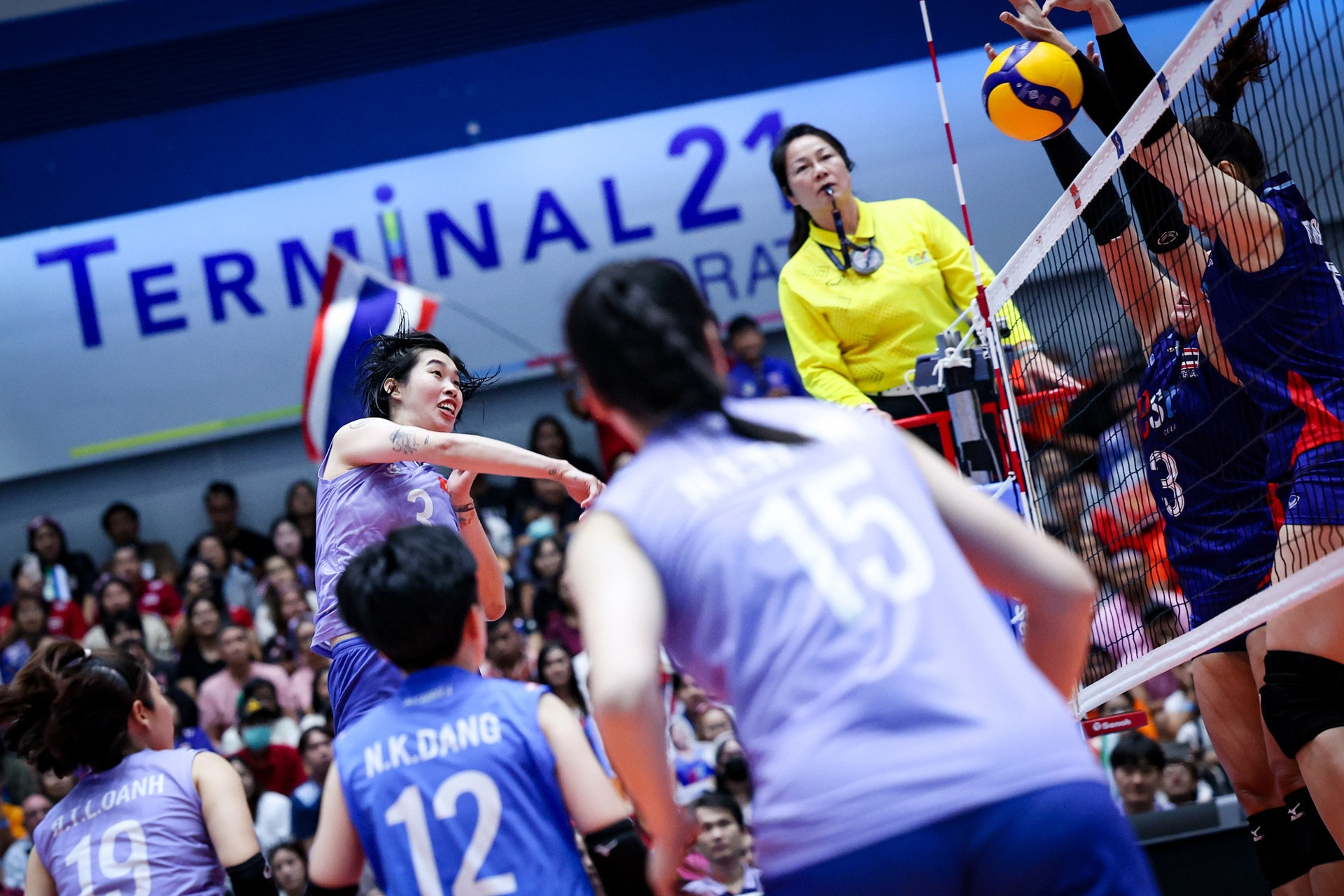 Bóng chuyền nữ Việt Nam vs Thái Lan: Bài học từ người hàng xóm