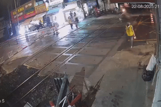 Clip thót tim khoảnh khắc người đàn ông vượt rào chắn, ngã nhào trước mũi tàu đang lao tới