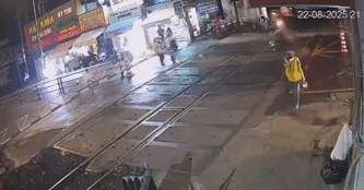 Clip thót tim khoảnh khắc người đàn ông vượt rào chắn, ngã nhào trước mũi tàu đang lao tới