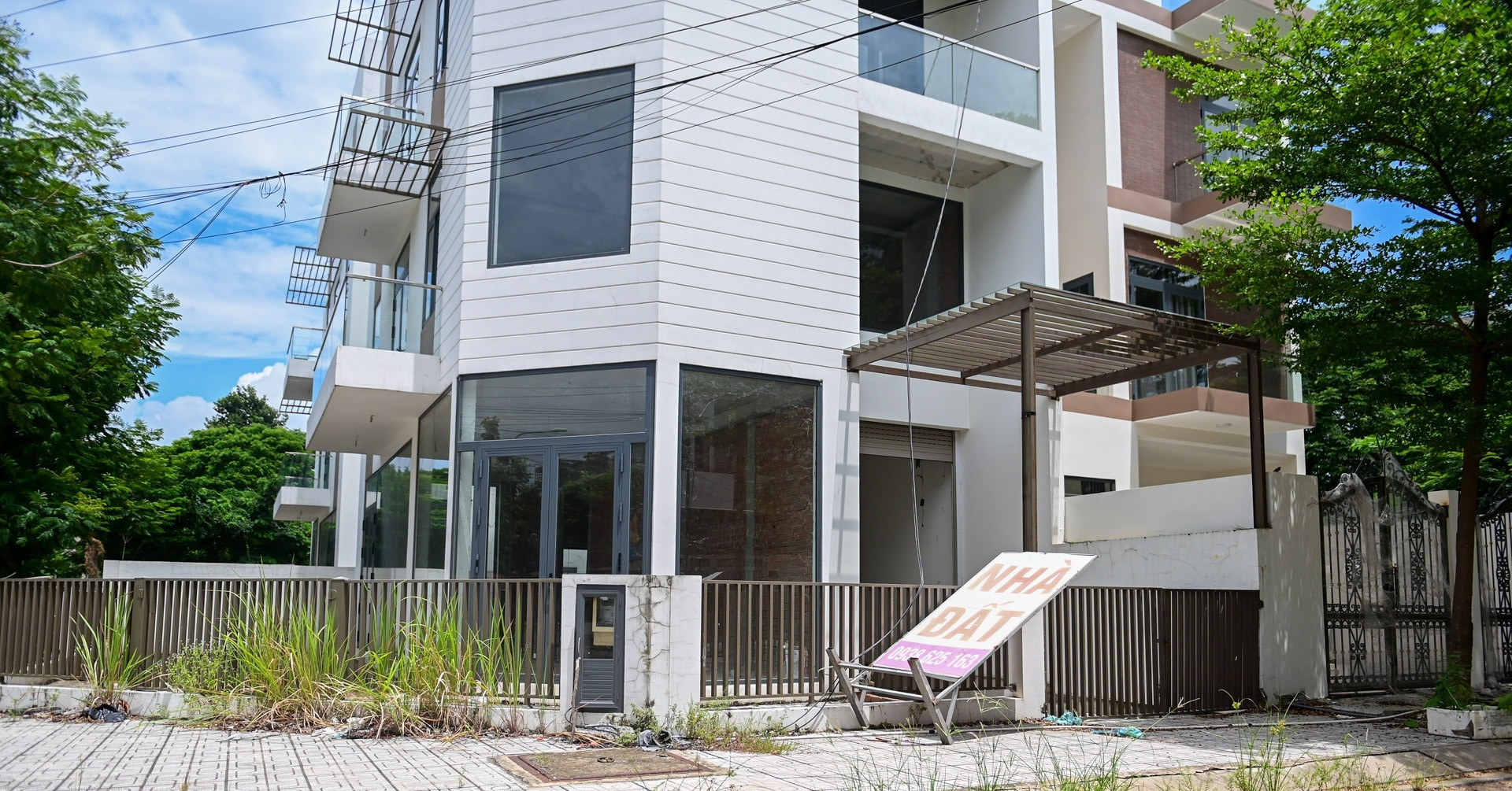 Dân thiếu nhà ở, la liệt biệt thự bỏ không