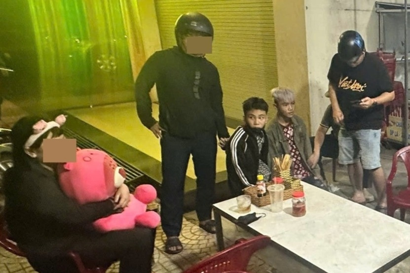 Ép bé gái 13 tuổi làm tiếp viên rồi bán cho nhiều chủ quán karaoke
