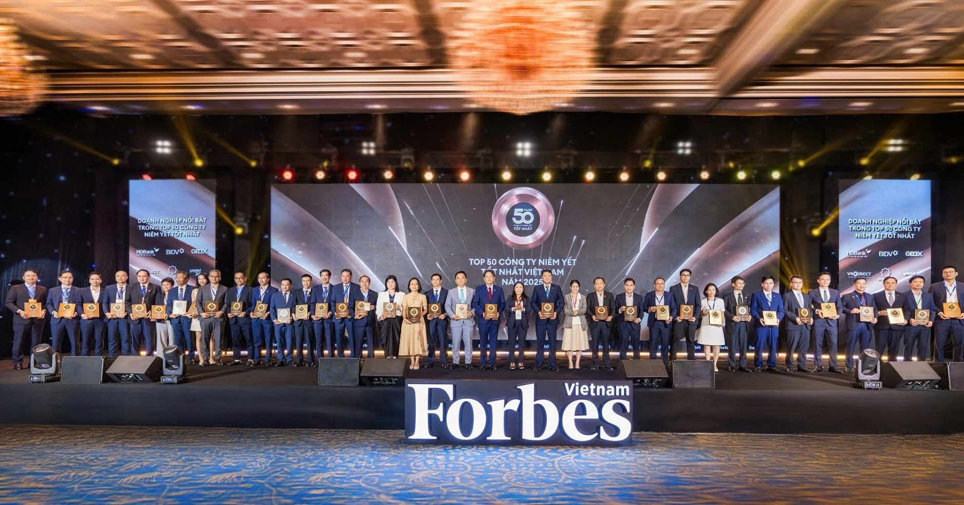 Forbes Việt Nam vinh danh CMC: Câu chuyện niềm tin và khát vọng vươn ra thế giới