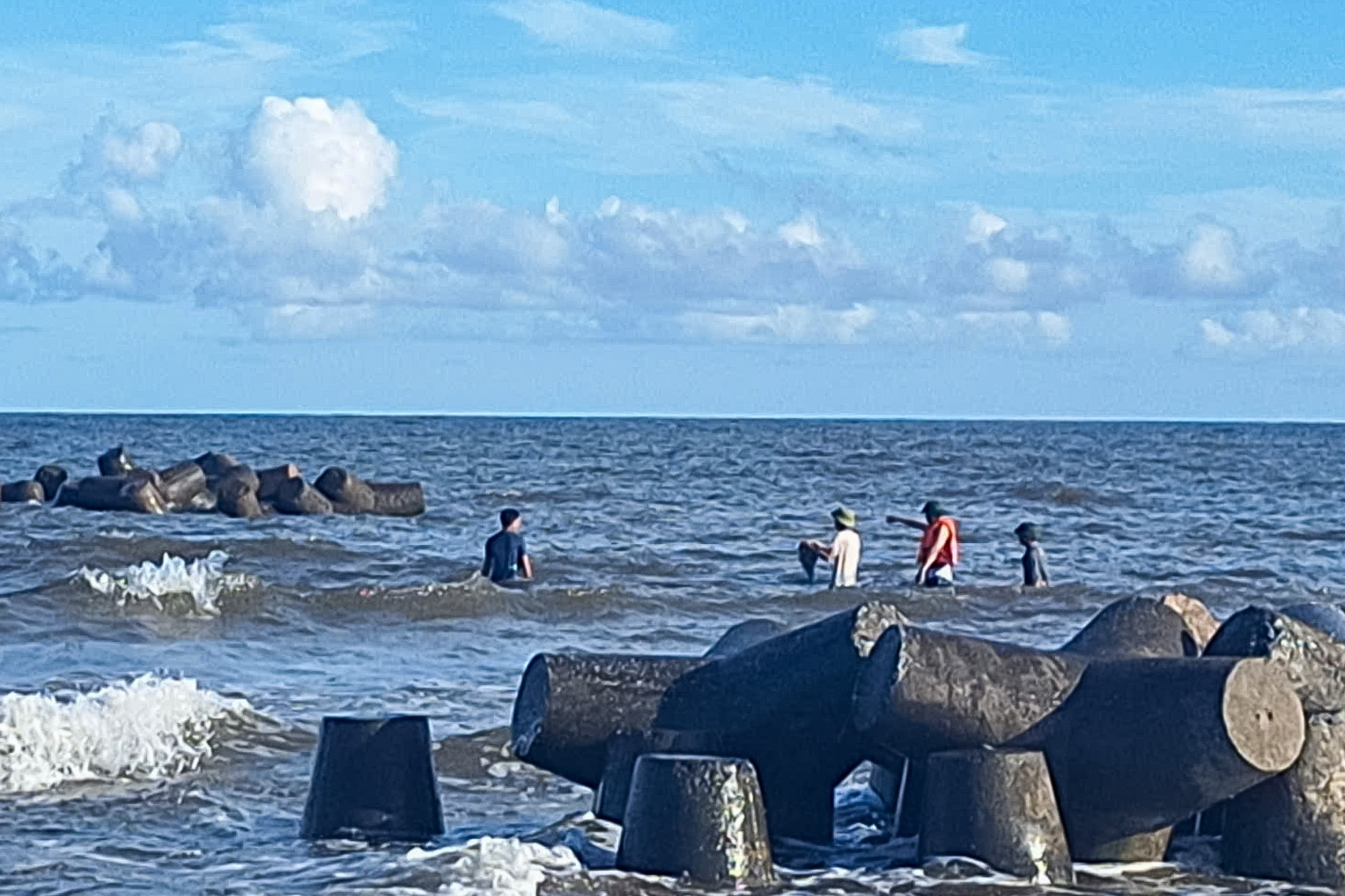 Hai bé trai 9 tuổi bị sóng cuốn ở biển: Một em tử vong, một mất tích