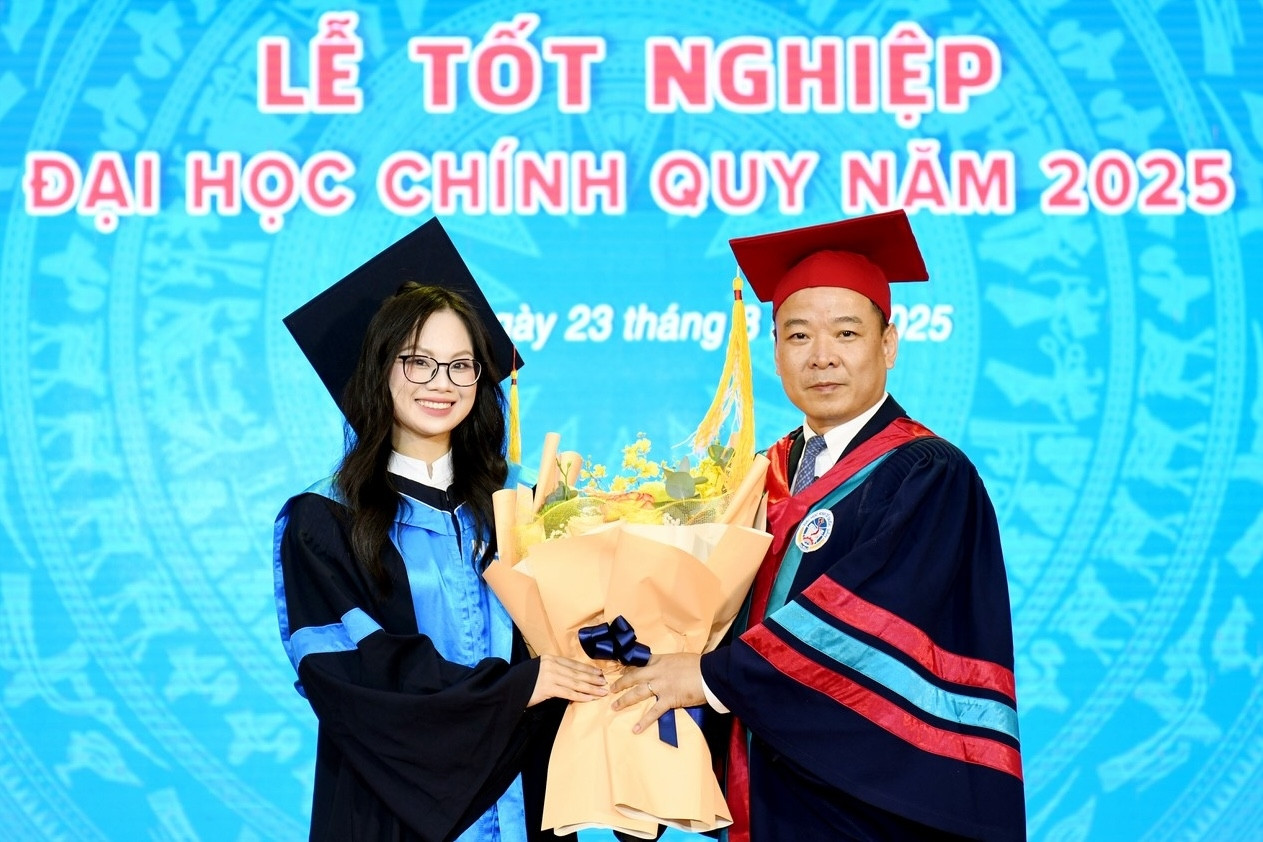 Một nửa số sinh viên Kinh tế Quốc dân tốt nghiệp Xuất sắc, nhiều thủ khoa 4.0