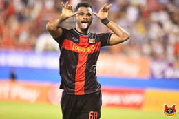 Ninh Bình lại gây bất ngờ khi đè bẹp Thanh Hóa, chiếm ngôi đầu V-League