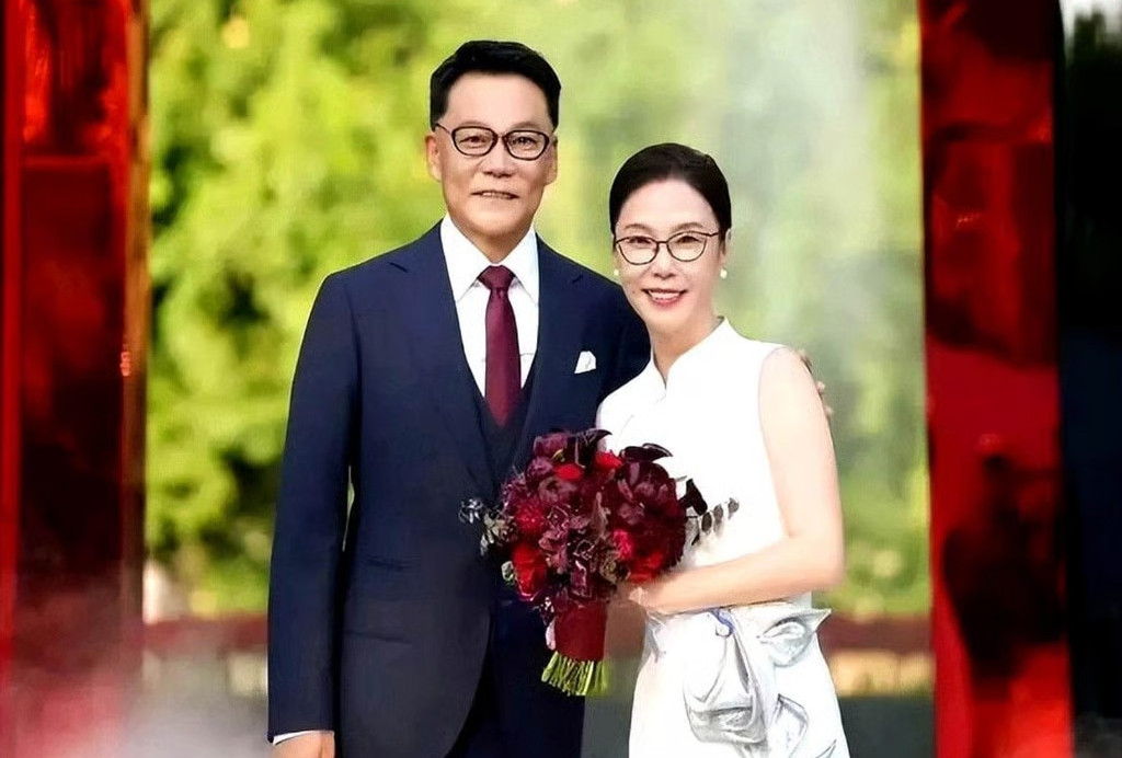 Sau 6 năm ly hôn ồn ào, tỷ phú nên duyên cùng bạn học cũ