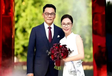 Sau 6 năm ly hôn ồn ào, tỷ phú nên duyên cùng bạn học cũ