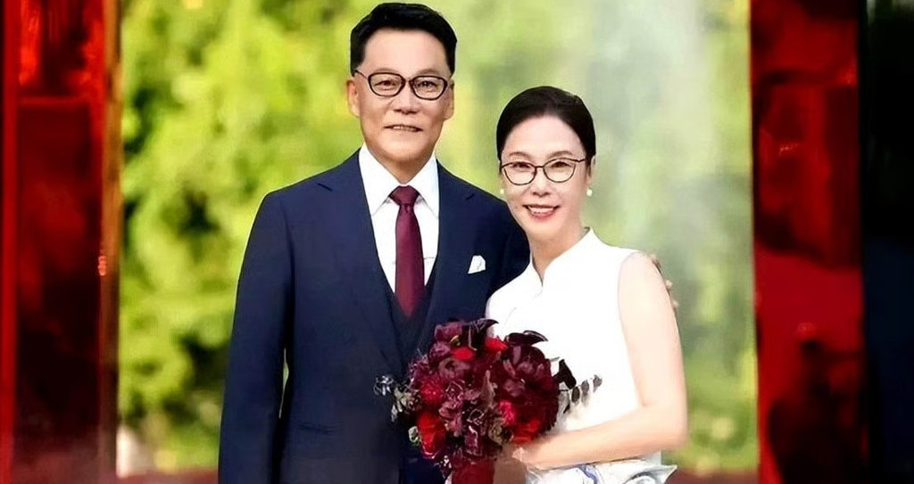 Sau 6 năm ly hôn ồn ào, tỷ phú nên duyên cùng bạn học cũ