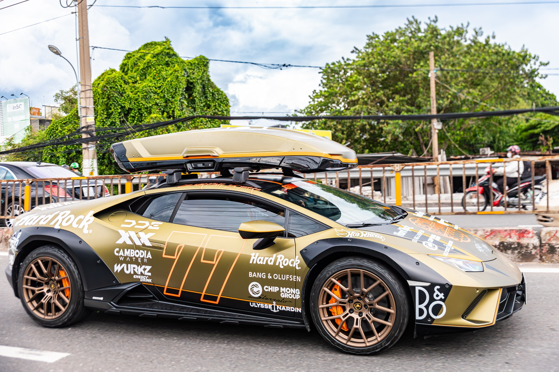 Siêu xe Lamborghini bản offroad giá 15 tỷ lộ diện tại TPHCM, gầm cao như sedan