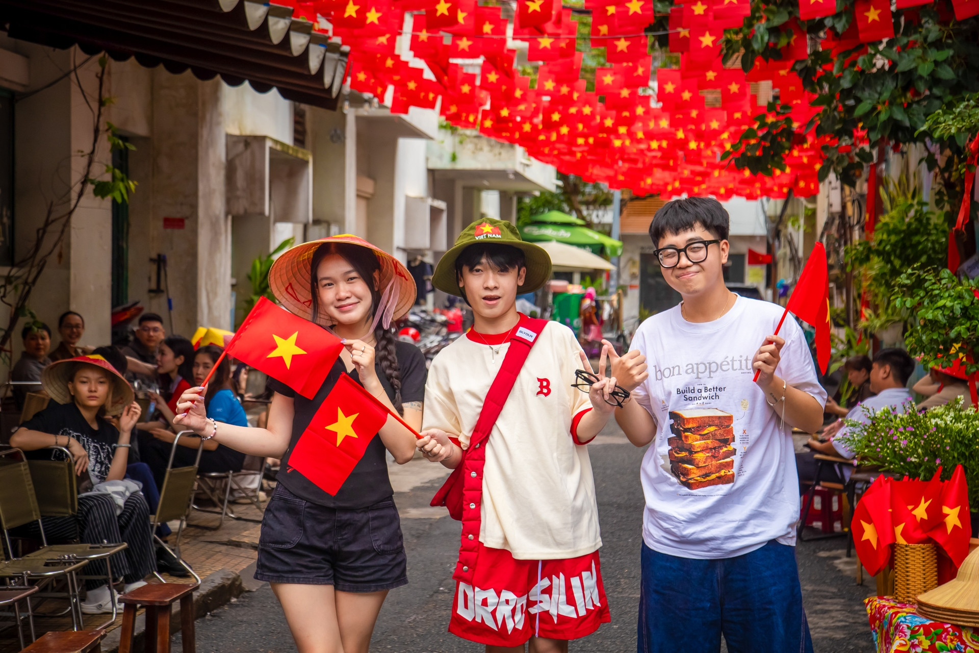 TPHCM rợp bóng cờ đỏ sao vàng, người trẻ hân hoan check-in mừng Quốc khánh
