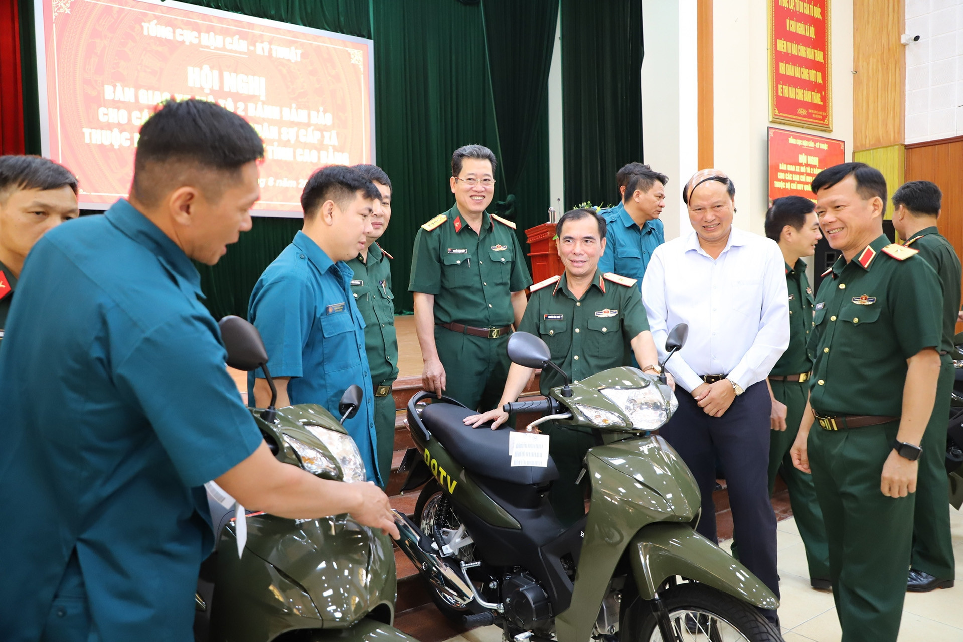 Trang bị xe mô tô 2 bánh cho các ban chỉ huy quân sự cấp xã