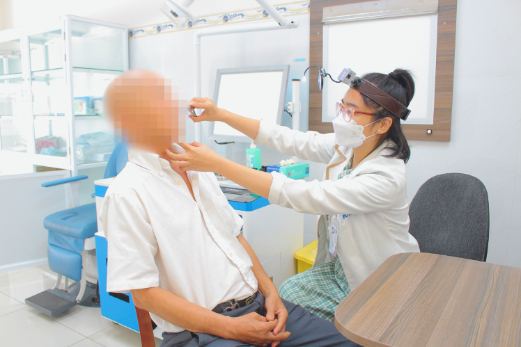 Việt kiều Mỹ bị cơn đau đầu hành hạ cả năm, về nước chữa cải thiện sau vài ngày