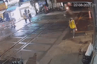 Bản tin sáng 24/8: 2 người lao vào cứu thanh niên ‘thông chốt’ trước mũi tàu