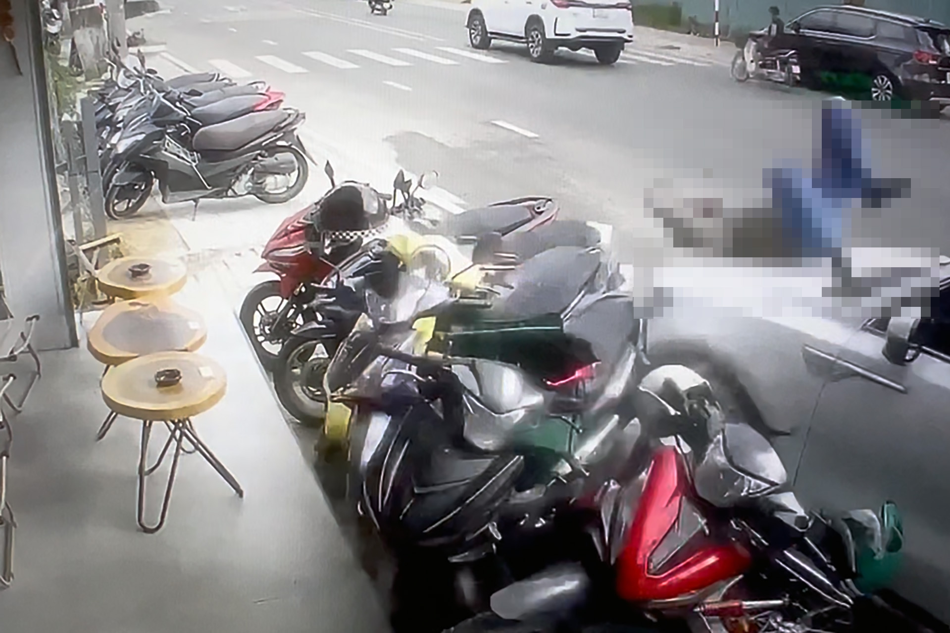 Bản tin chiều 24/8: Ô tô lao lên vỉa hè tông loạt xe máy, 1 người bị thương nặng