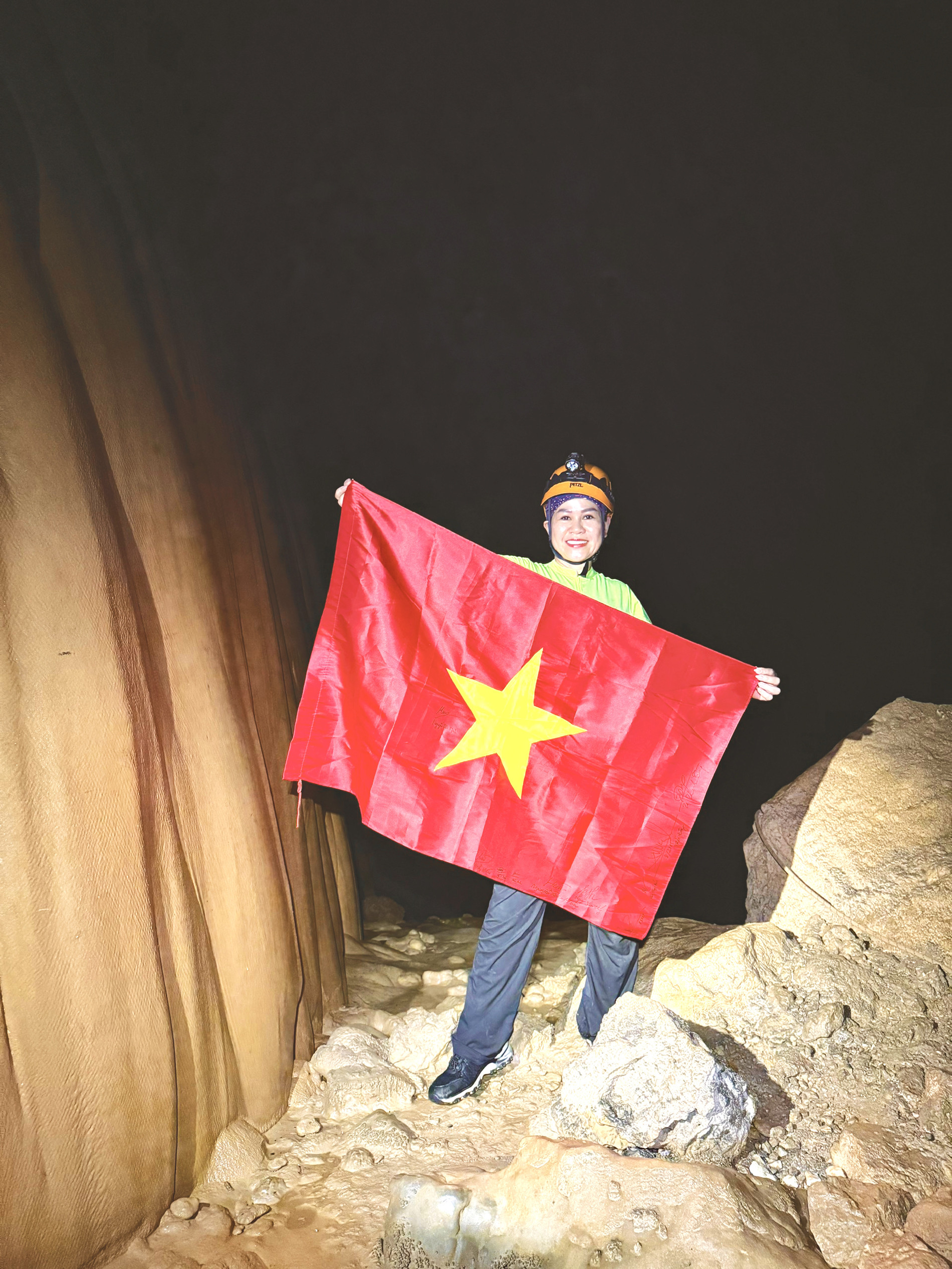 ảnh cờ đỉnh hang SĐ sửa.jpg