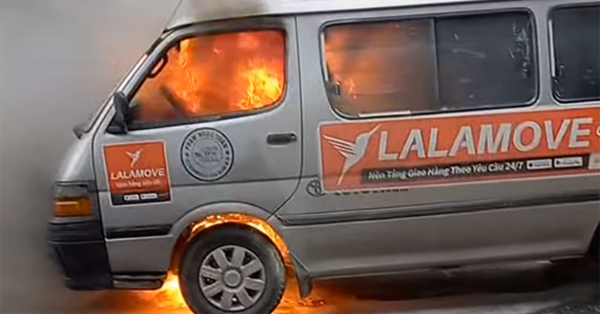Ô tô cháy trơ khung trên đường phố Hà Nội