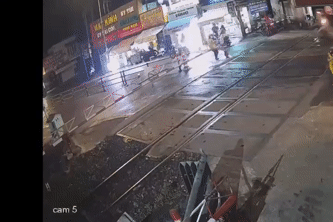 Ba giây sinh tử khi 2 người lao vào cứu thanh niên phi xe ‘thông chốt’ trước mũi tàu