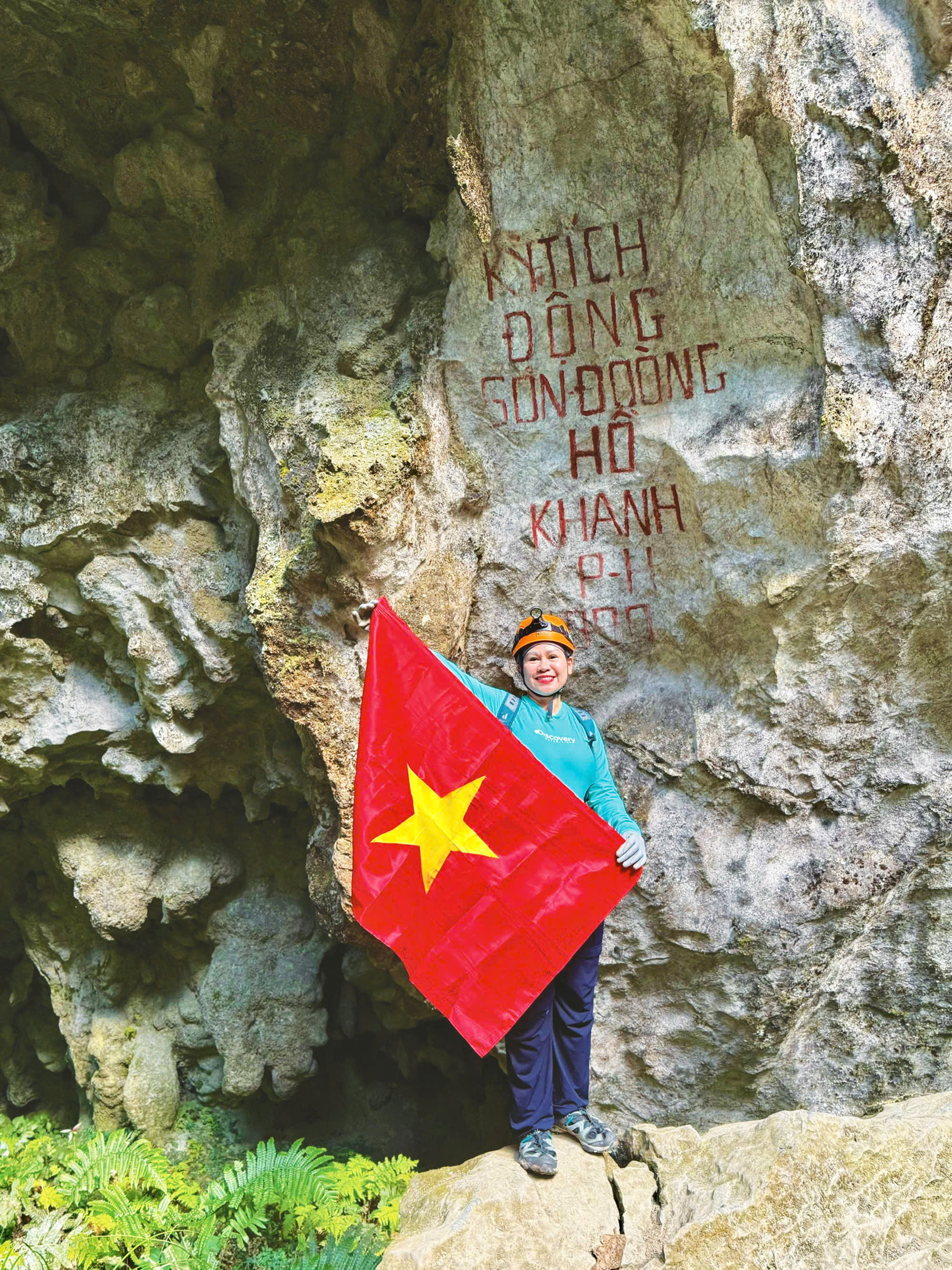 Cầm cờ ở cửa hang SĐ.jpg