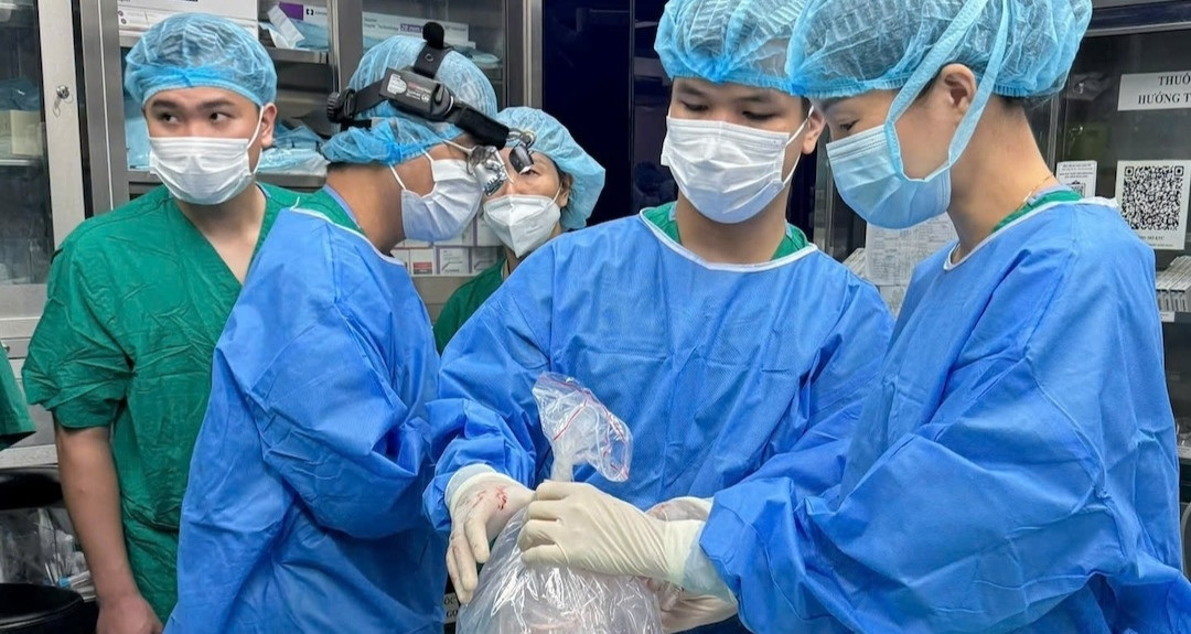 Cảnh sát giao thông hỗ trợ chuyến xe hồi sinh cuộc đời người đàn ông nguy kịch