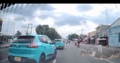 Clip taxi công nghệ lạng lách, cố tình ép xe trên cầu Bình Triệu ở TPHCM