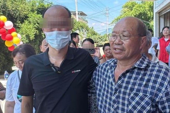 Con ruột trở về sau 35 năm mới biết cha đã ‘tìm được’ mình từ 2 năm trước