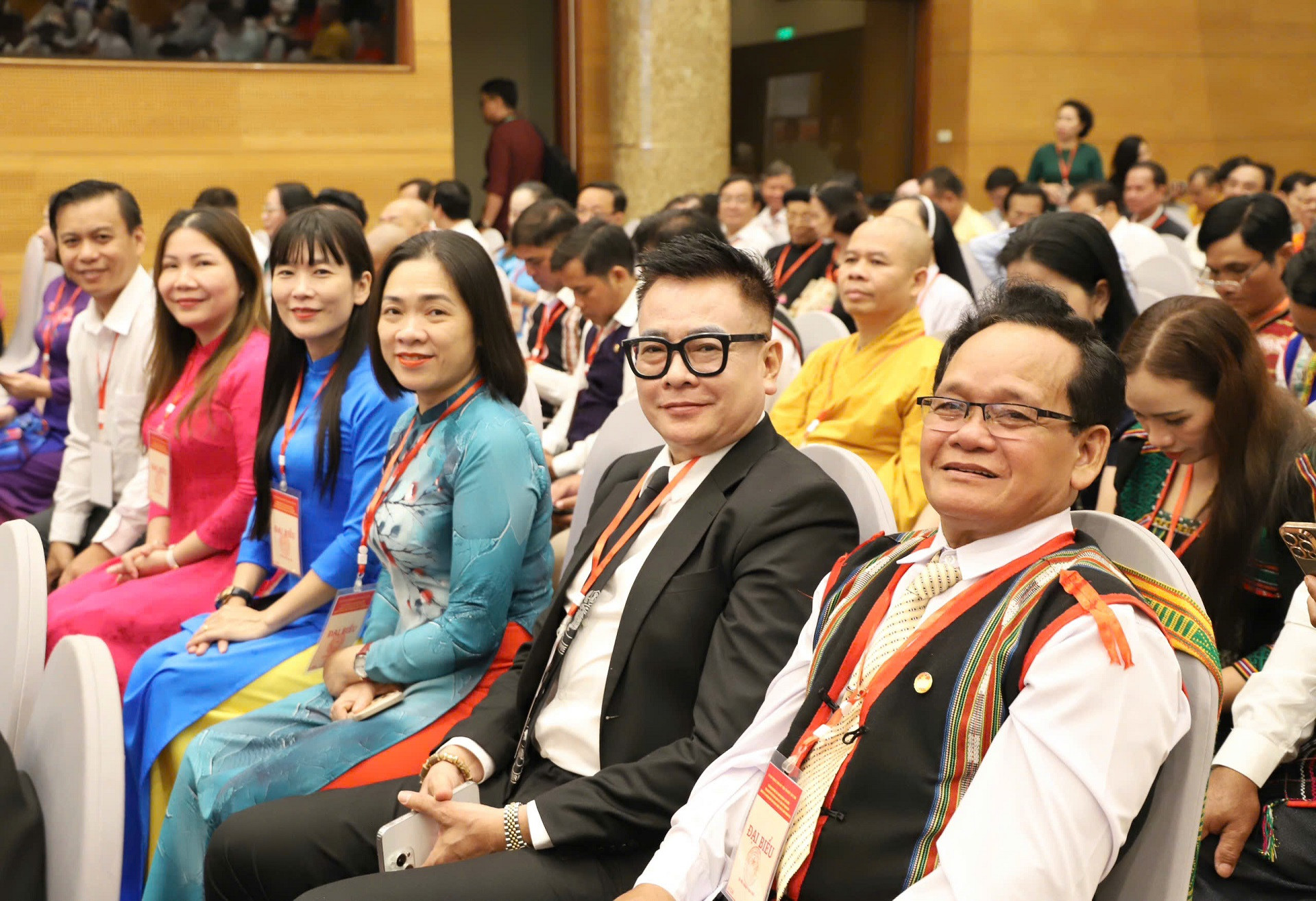 Dai bieu 2.jpg