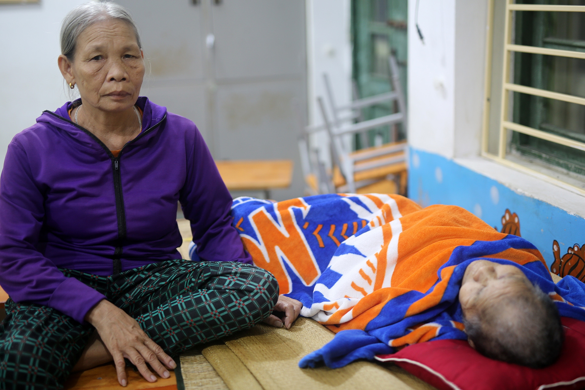 Trĩu lòng nơi sơ tán: Đêm không ngủ của người dân vùng tâm bão số 5